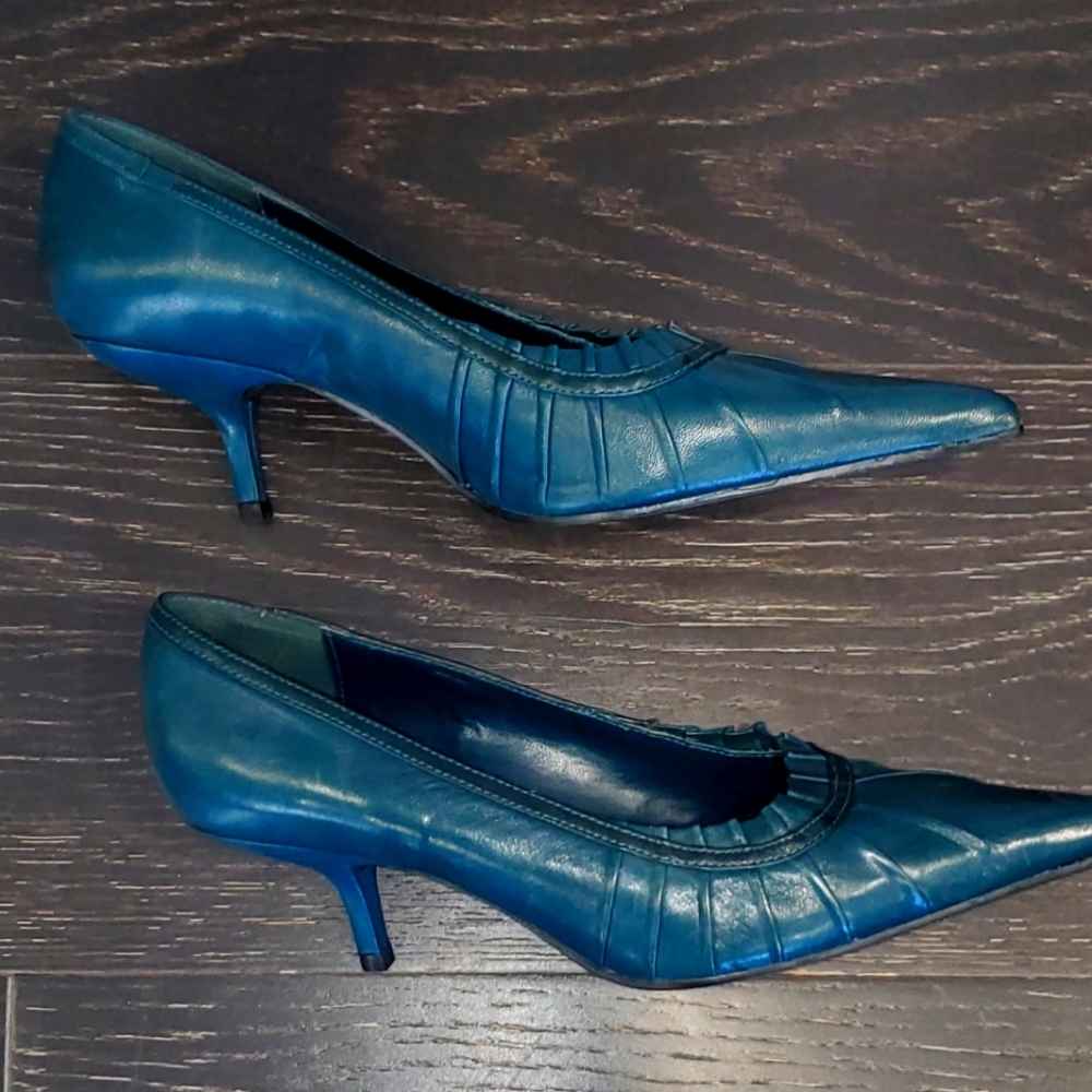 STUNNING Nine West Studio deep turquoise leather pumps size 8